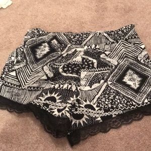 UK2LA printed shorts